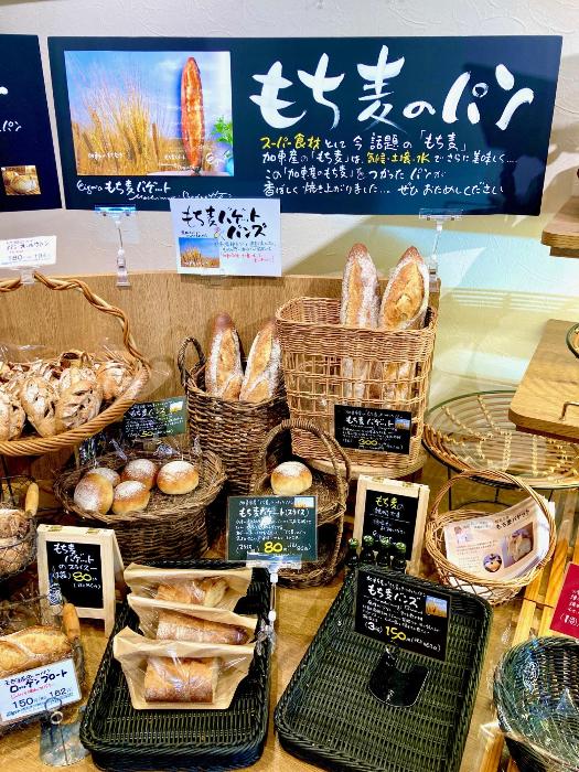 アイガー加東店で販売されている加東市産もち麦粉を使ったバケットとバンズの写真です。