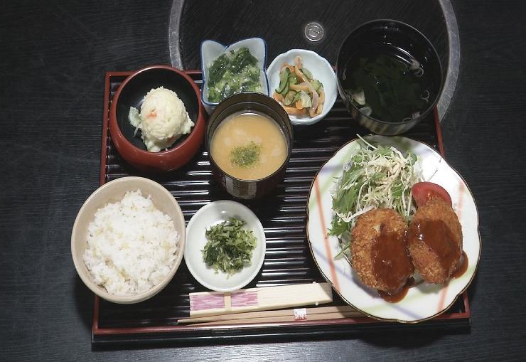 割烹にしきで提供されているもち麦コロッケ、もち麦ご飯です。