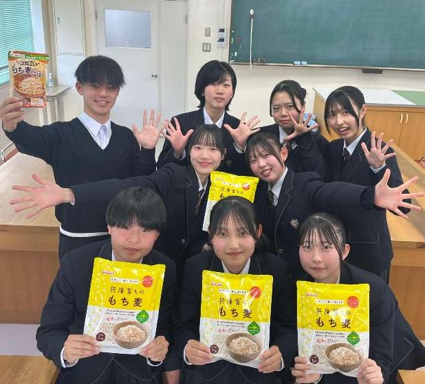 もち麦製品を手にする社高校生活科学科2年生