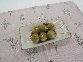 よもぎ入りもち麦みたらし団子完成写真