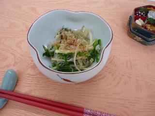 （写真）もち麦とほうれん草のわさびポン酢和え