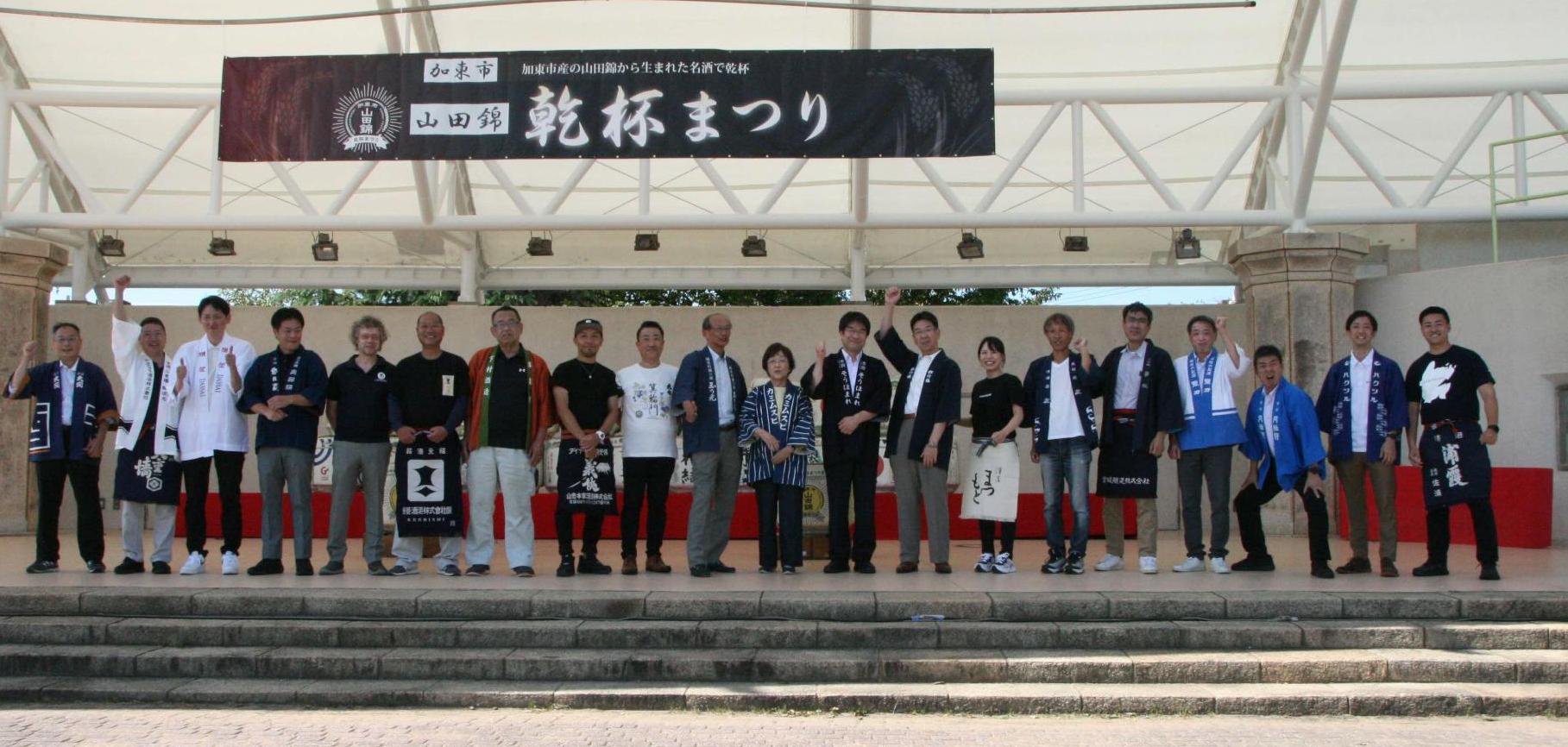 乾杯まつり2022に参加された酒蔵の皆さんと吉田類氏
