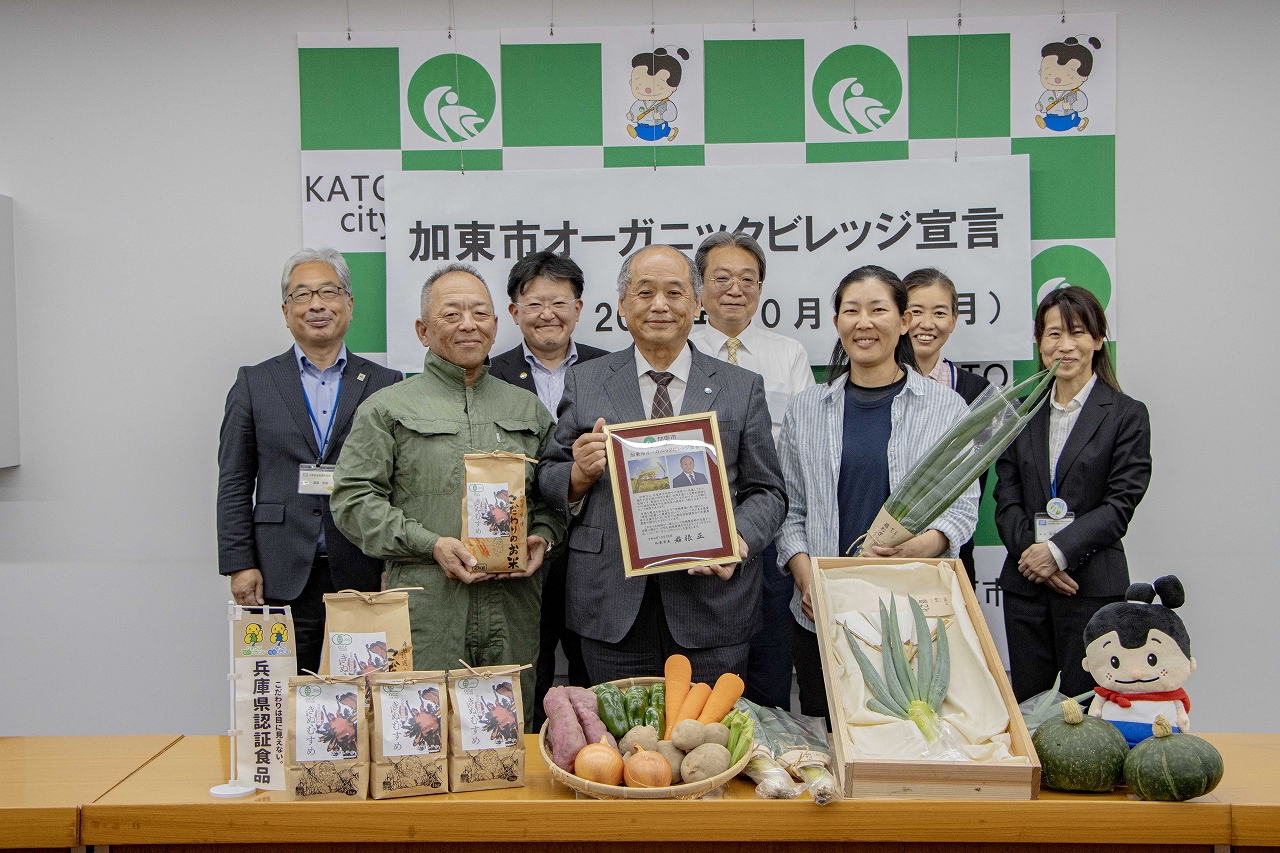 宣言書を持つ岩根市長と生産者と県・国関係者