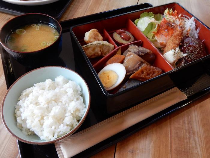 カントリーカフェふらりさんで提供されているもち麦ご飯を使ったランチの写真です。
