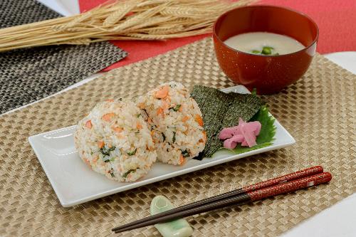 鮭大葉おにぎりにとろろ汁をそえて