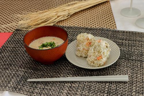 お茶香る新感覚おにぎりと里芋の粕汁