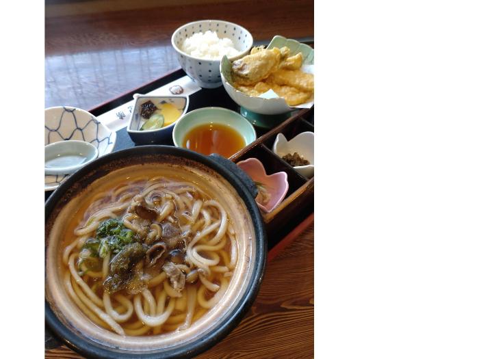 割烹とみかつさんで提供されている鍋焼きもち麦うどんの写真です。冬季限定の販売です。