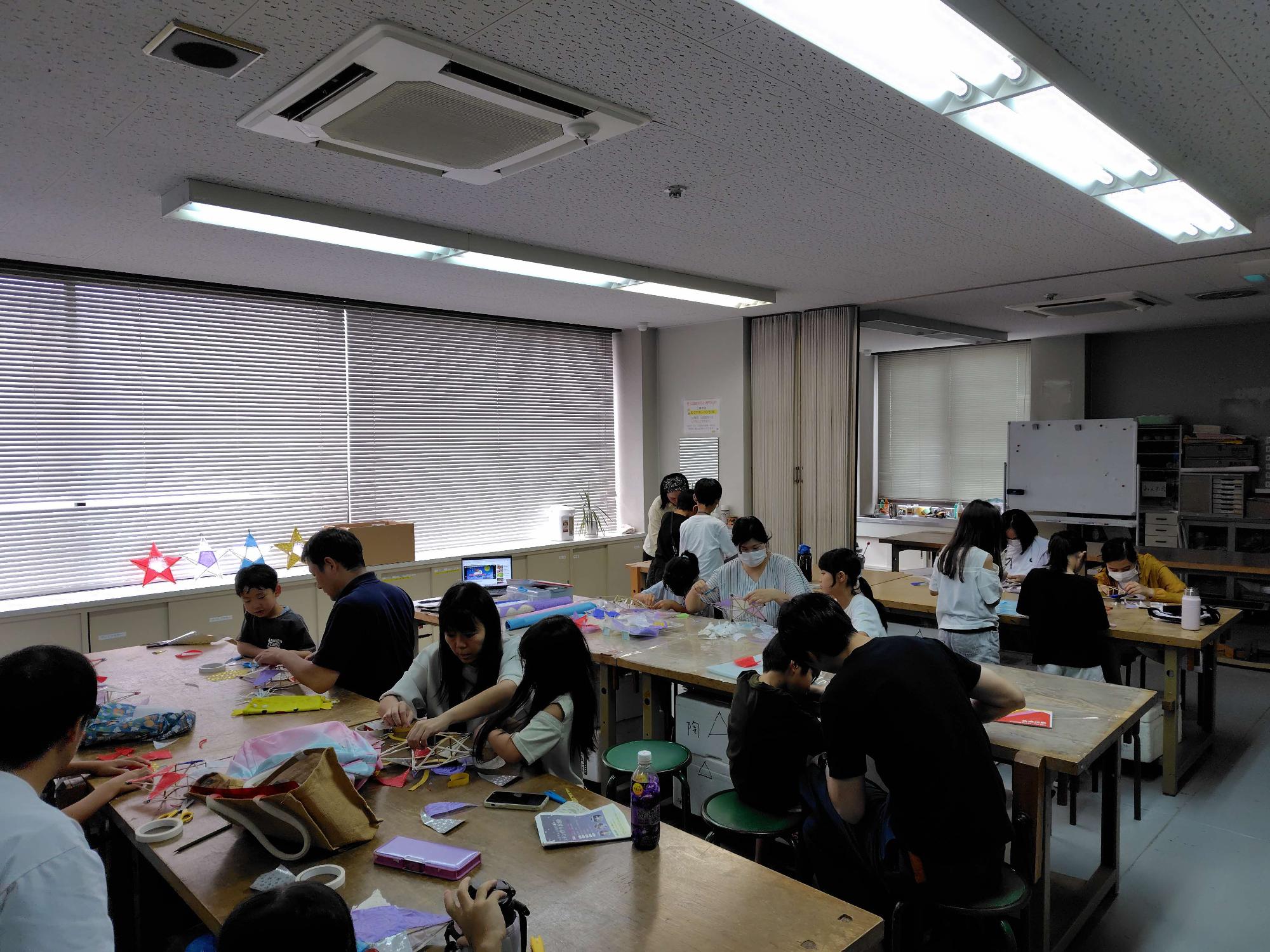 ランタン作り体験の様子