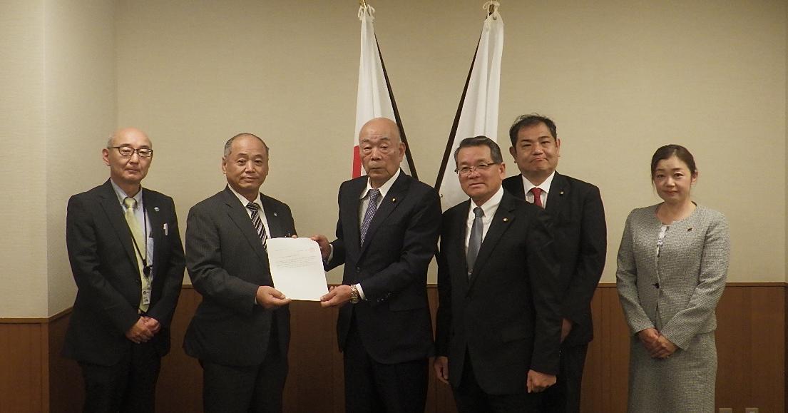 岩根市長へ政策提案書を提出。左から小林副市長、岩根市長、高瀬議長、長谷川副議長、総務文教常任委員会　藤尾委員長、別府副委員長