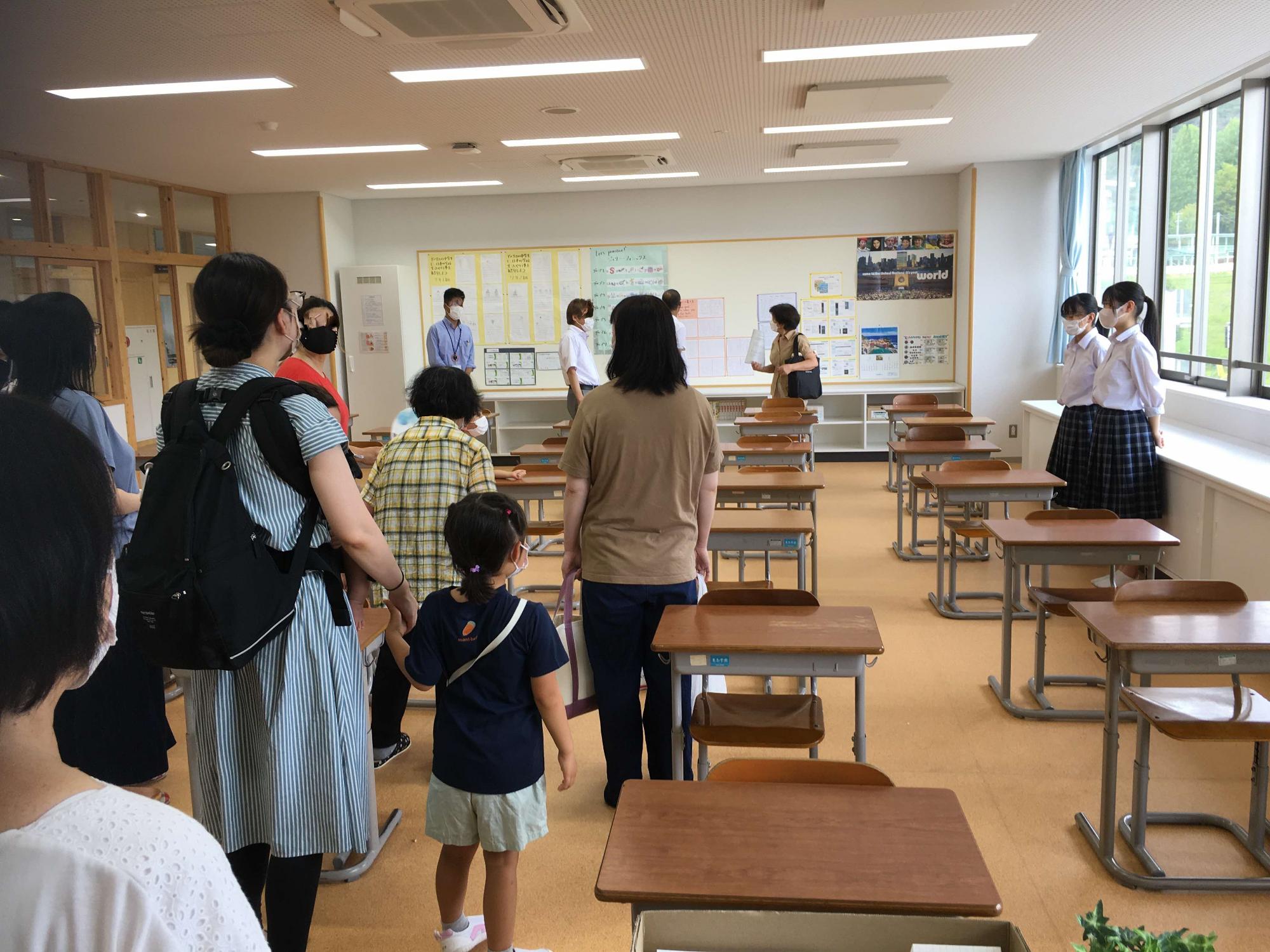 英語教室を紹介する学園生