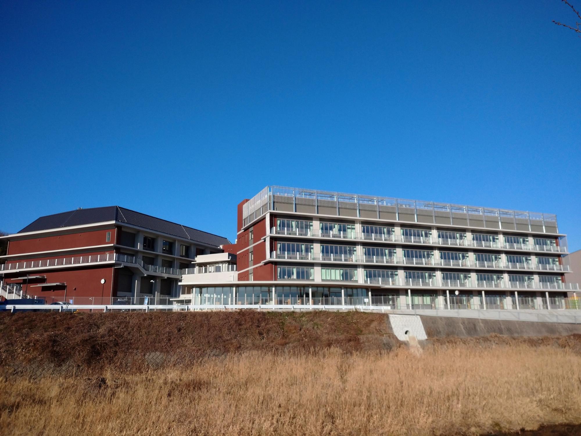 東条川から学校全景